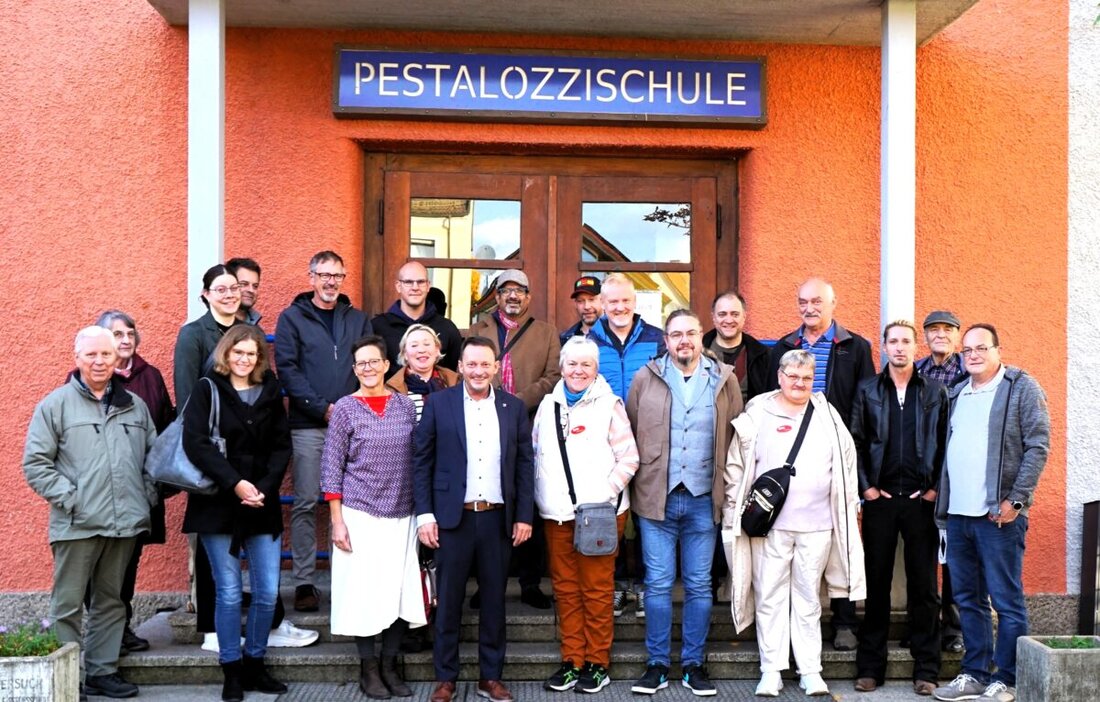 Weiden. OB Jens Meyer und der SPD-Ortsverein besichtigten mit Bürgern die Baustelle der Pestalozzi-Mittelschule und begründeten Anbau und Sanierung. Der erste Umzug ist in den Weihnachtsferien geplant.