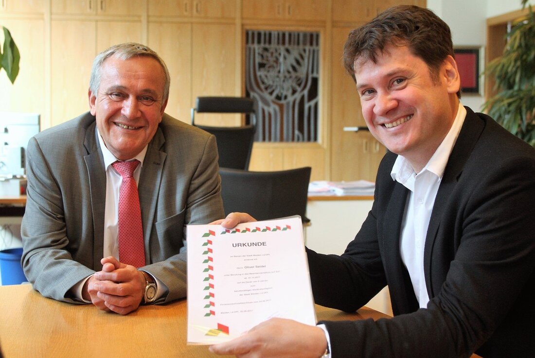 Weiden. “Es geht gleich in die Vollen.” Dessen ist sich Oliver Seidel bewusst. Der 42-Jährige tritt als berufsmäßiger Stadtrat ab Montag als neuer Baudezernent der Stadt Weiden seinen Posten an.  [&hellip;]