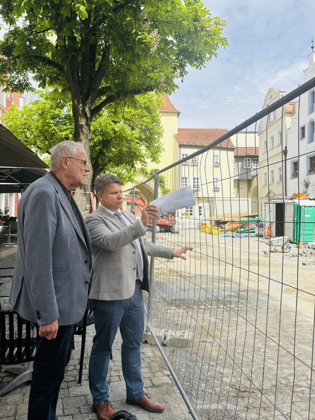 Weiden. Am Unteren Markt spricht Oberbürgermeister Benjamin Zeitler mit Lothar Höher und betroffenen Gastronomen über die Baustelle. Thema sind Lärm, Staub und erschwerte Zugänge sowie mögliche Hilfen der Stadt.