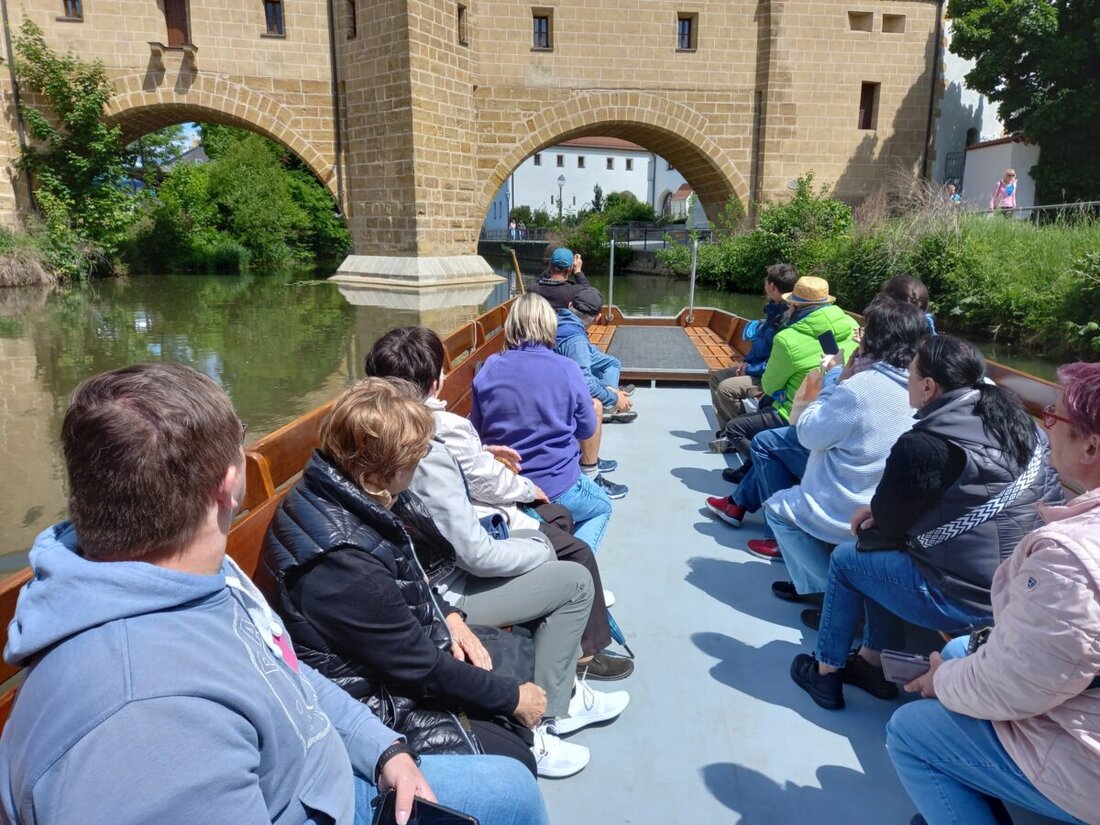 Amberg. Bei einem Ausflug der Offenen Behindertenarbeit (OBA) des Allgemeinen Rettungsverbandes Oberpfalz e.V. erlebten die Teilnehmer eine Plättenfahrt auf der Vils, die Entspannung und Gemeinschaft bot. Die Fahrt zeigte Amberg von seiner malerischen Seite und wurde von den Teilnehmenden für ihre beruhigende und interessante Natur geschätzt.