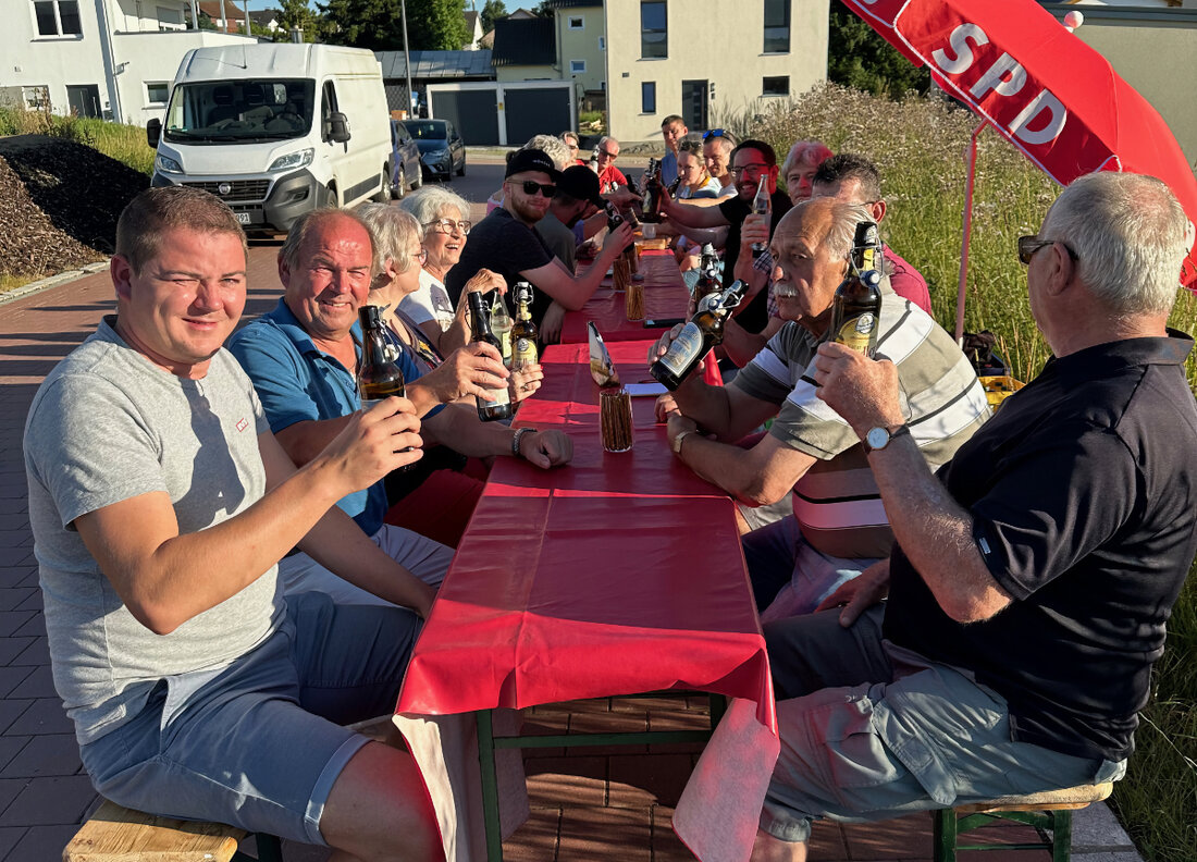 Floß. Beim Feierabendseidel diskutierten Bürger mit der SPD über lokale Probleme, u.a. Oberflächenwasser und Verkehr. Besonders Verkehrssicherheit und Wassermanagement wurden als dringliche Anliegen genannt.