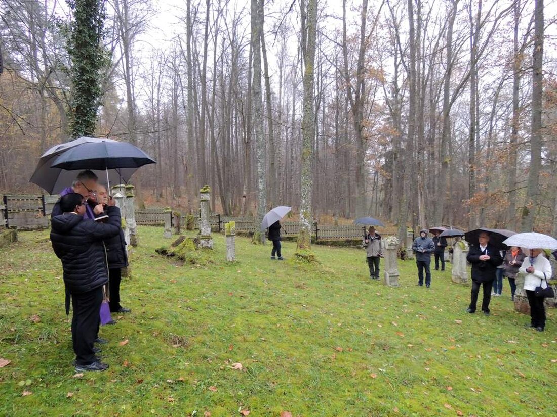 Grafenwöhr/Vilseck. Moosbedeckte, kunstvoll gestaltete Grabmäler aus Sandstein, Gebete und Lieder in der Friedhofsstille und das inmitten des größten Militärübungsplatzes in Bayern. Auch dieses Jahr besuchten Gläubige wieder die Friedhöfe Haag [&hellip;]