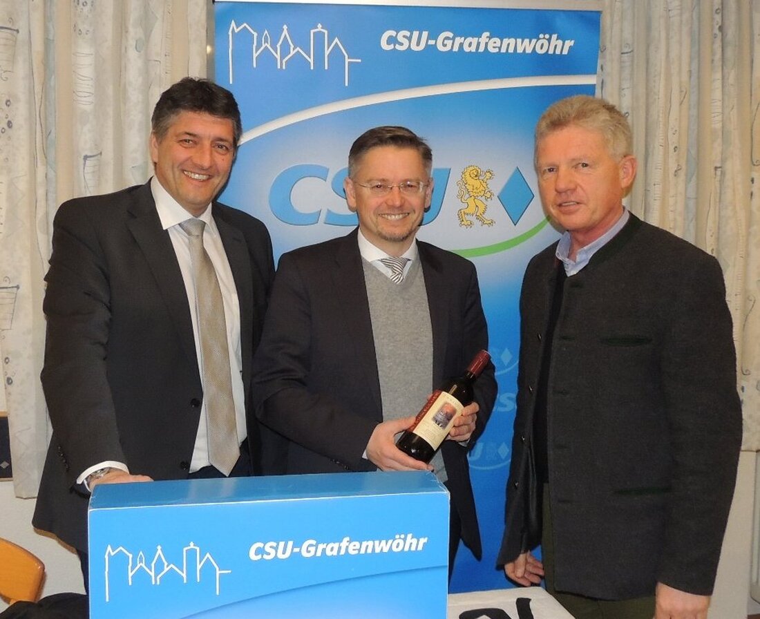 Grafenwöhr. „Die Grafenwöhrer CSU ist der größte Ortsverband im Landkreis und zählt zu den Aktivsten“, bestätigte Landtagsabgeordneter Tobias Reiß den Grafenwöhrer Schwarzen. Bei der Jahreshauptversammlung zog die CSU Bilanz, Bürgermeister [&hellip;]