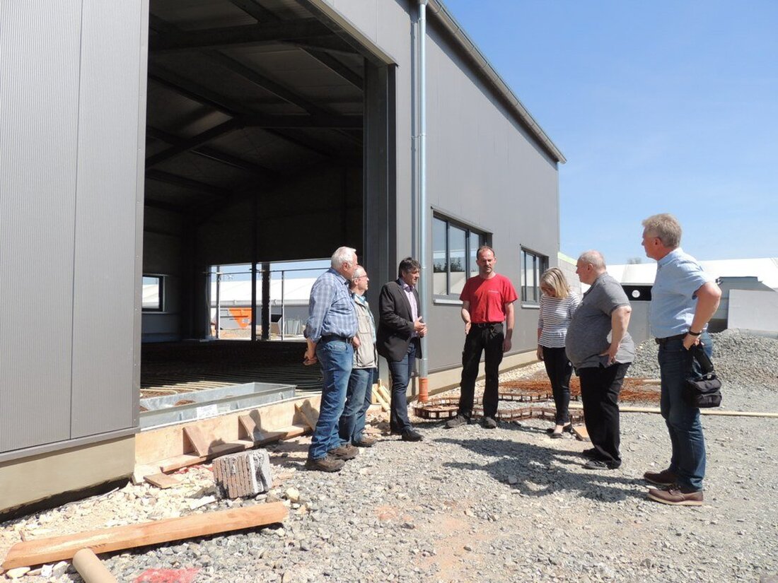 Grafenwöhr. Im Juni will Markus Rupprecht mit seiner Kfz-Werkstatt die neue Halle am Gründerzentrum beziehen. Acht Arbeitsplätze in Werkstatt und Büro und erstmals ein Mädchen als Auszubildende hat der junge [&hellip;]