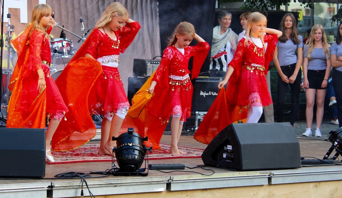 Vohenstrauß. Lange Einkaufsnacht? Erst auf den zweiten Blick. Die Kulturnacht Vohenstrauß bot am Freitag Abend zahlreiche kulturelle Programmpunkte an vielen verschiedenen Schauplätzen. Hunderte Besucher schlenderten durch die Innenstadt.  Von Hannes [&hellip;]