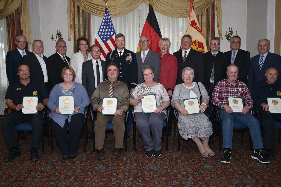 Grafenwöhr. “Im größten Maß unterstützen Sie die aktuelle Strong-Europe-Initiative und ermöglichen die höchste Priorität für die Einsatzbereitschaft der US-Armee”, lobte Oberst Lance C. Varney die Arbeitsjubilare der US-Armee. Es gab [&hellip;]