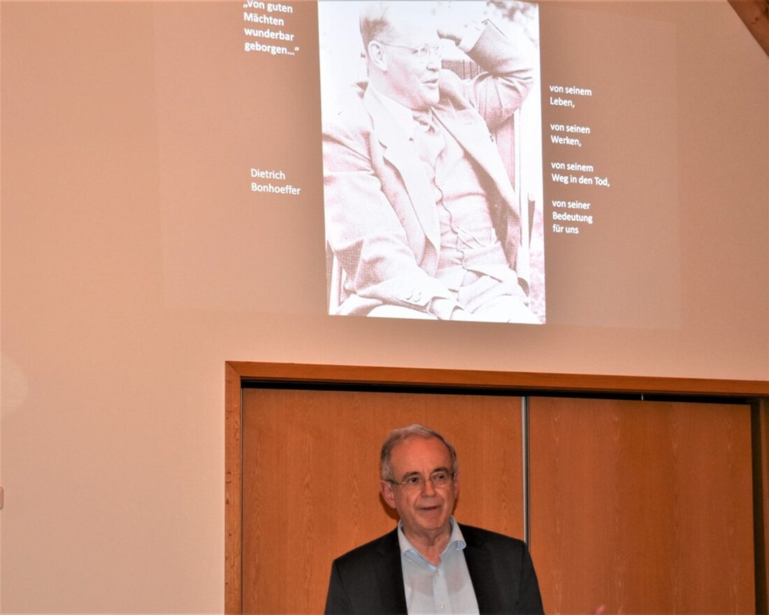 Grafenwöhr. “Von guten Mächten wunderbar geborgen” kennt wohl fast jeder. Geschrieben hat es Dietrich Bonhoeffer 1944 zu Weihnachten. Über sein kurzes Leben weiß Siegfried Kratzer noch viel mehr – auch [&hellip;]