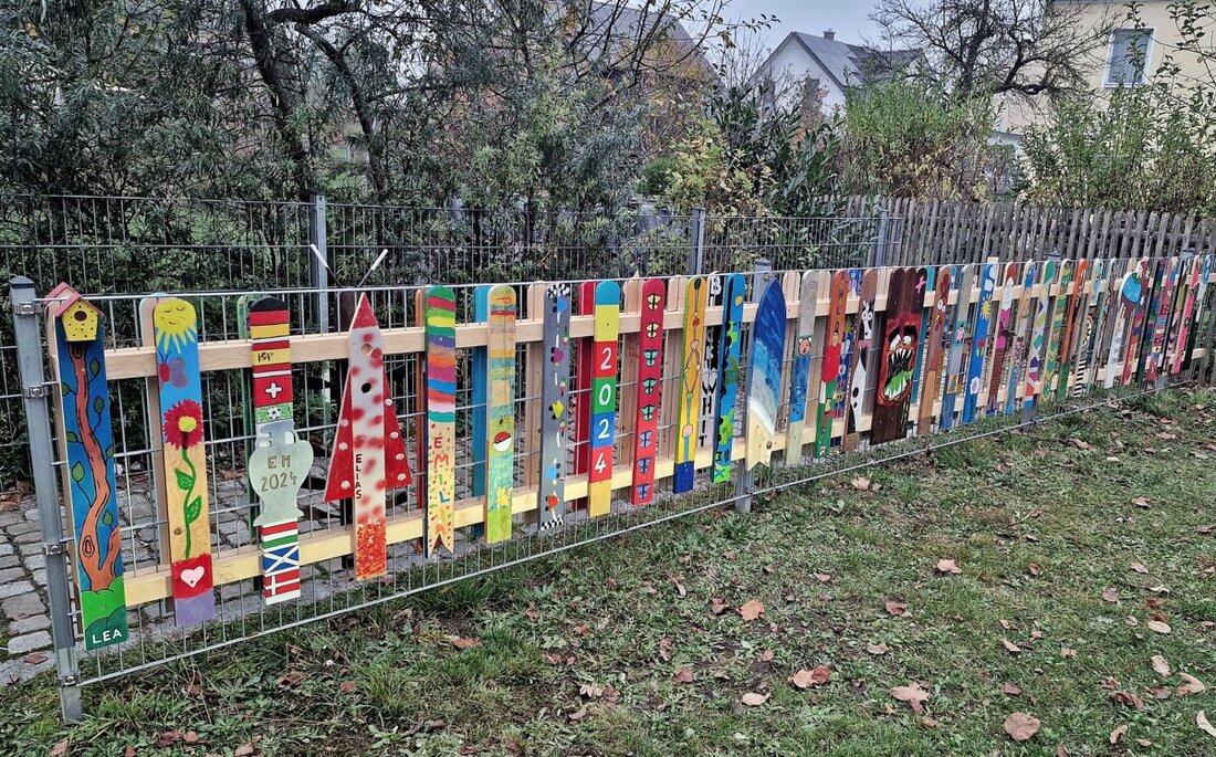 Pirk. Beim Apfelpflückfest des Obst- und Gartenbauvereins Pirk erhielt der Verein die ausgegebenen Zaunlatten zurück. Auf der Streuobstwiese am Falkenweg brachten 56 Kinder die Zaunlatten bemalt und dekoriert zurück, 81 Stück hatte Rosa Prell ausgegeben.