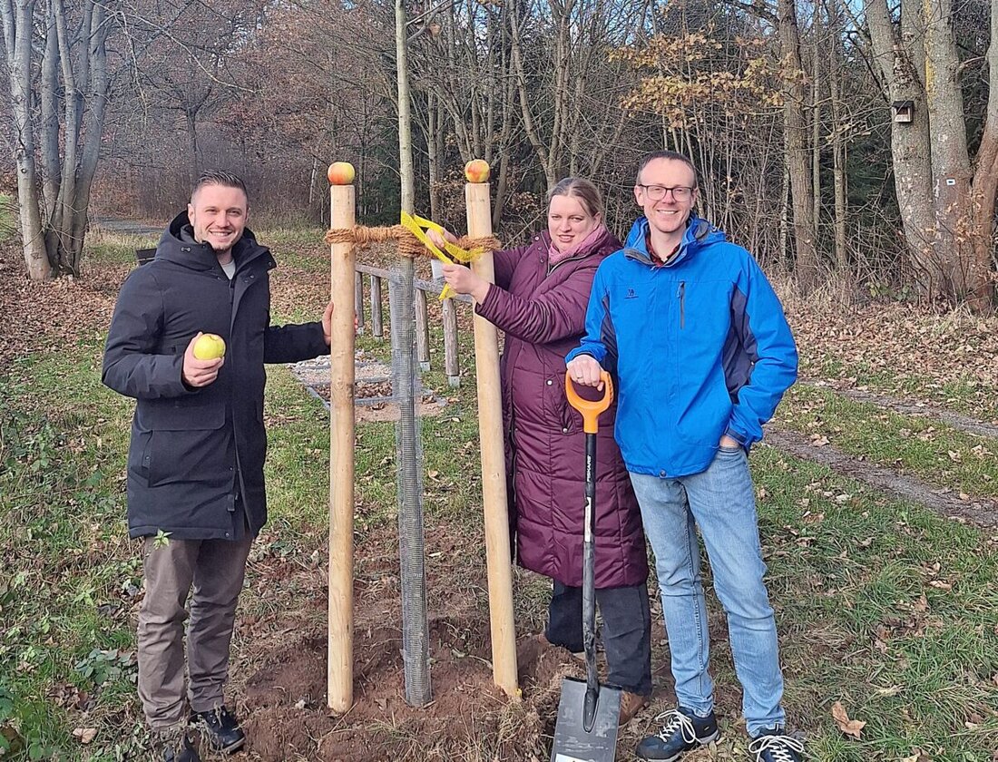 Schirmitz. Der Obst- und Gartenbauverein Schirmitz unterstützt den Bayerischen Streuobstpakt, übergab letzte Woche 41 Obstbäume an Besitzer und pflanzte einen gemeindeeigenen Apfelbaum für öffentliche Ernte.