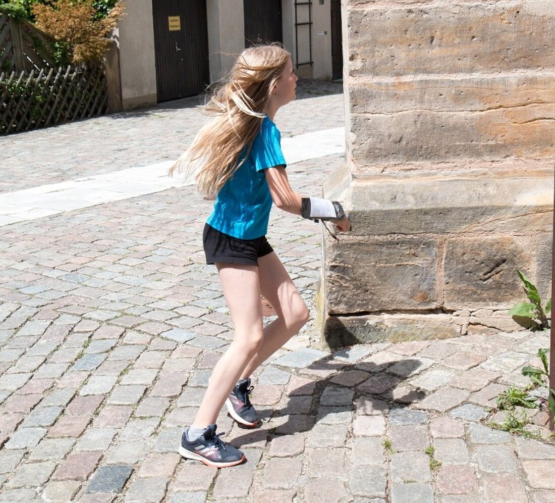 Pechbrunn. In der historischen Altstadt des oberfränkischen Städtchens Seßlach, das auch als Drehort vom Film „Hotzenplotz“ bekannt ist, fanden die Bayerischen Meisterschaften im Sprint-Orientierungslauf statt. Zwei Oberpfälzerinnen liefen dabei allen davon. [&hellip;]