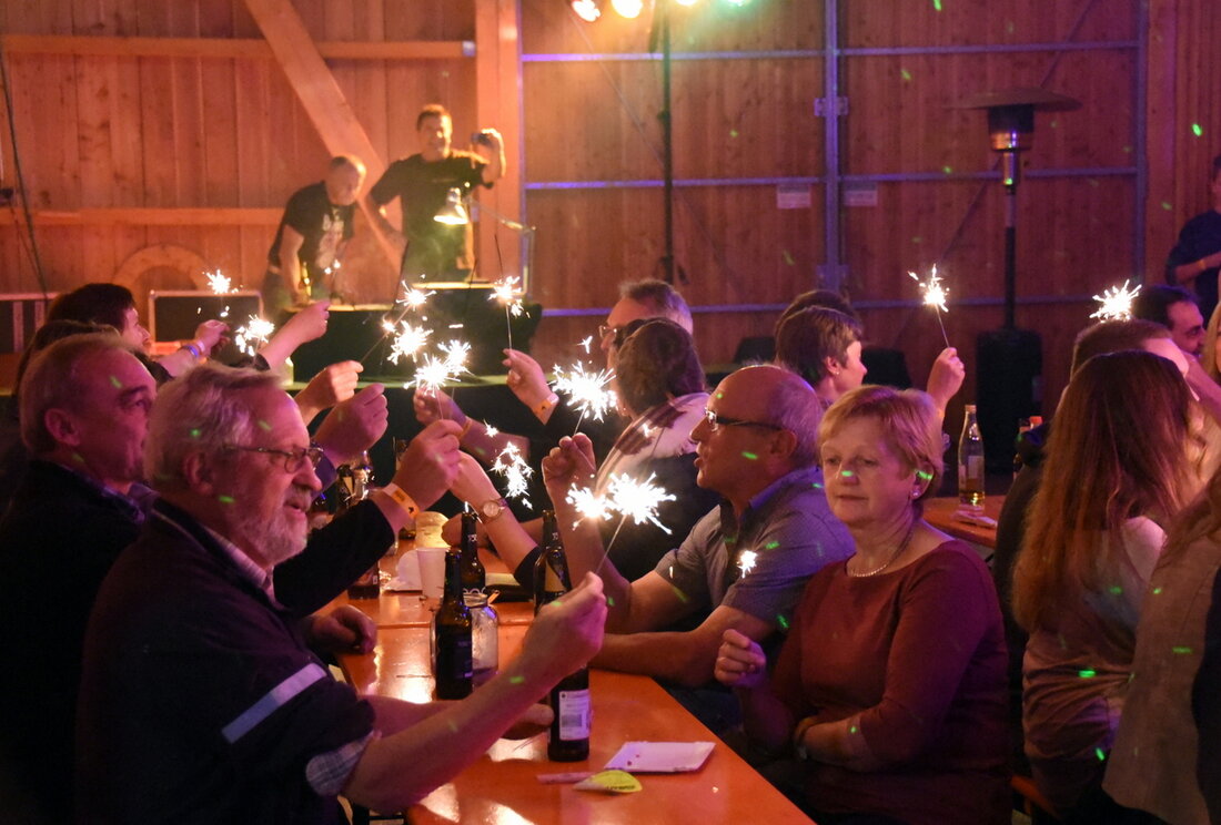 Wurz. Über „total viele Auswärtige“ und auch Gäste im gesetzteren Alter freute sich O’Schnitthallengeschäftsführer Tom Kreuzer bei der ersten Zwickl-Party am Vorabend zum Tag der Deutschen Einheit. Getränke, Essen und [&hellip;]