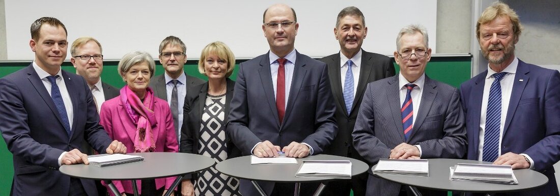 Weiden/Amberg. Der Hochschulverbund ostbayerischer Hochschulen TRIO schließt eine Kooperationsvereinbarung mit dem Freistaat, den IHKs und Handwerkskammern. Bei der Unterzeichnung stellte Finanz- und Heimatstaatssekretär Albert Füracker die beteiligten BayernLabs vor.  Erfolgreicher Auftakt [&hellip;]