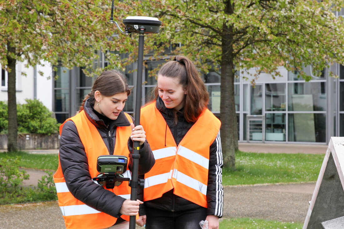 Amberg. Die OTH Amberg-Weiden organisiert am 3. April 2025 den Girls'Day und Boys'Day, um Schülern berufliche Vielfalt abseits von Rollenklischees zu präsentieren. Es werden Workshops in IT und Medizintechnik für Mädchen und Einblicke in Gesundheitsberufe für Jungen angeboten.