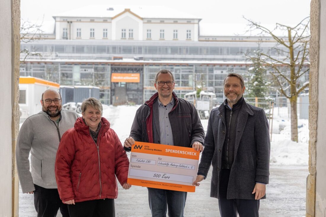 Amberg. Mitarbeitende der Fakultät Elektrotechnik, Medien und Informatik der OTH Amberg-Weiden spenden 500 Euro an die Lebenshilfe. Das Geld stärkt das Basketball-Team. Den Scheck erhielten Bernhard Vahle und Katrin Panek.