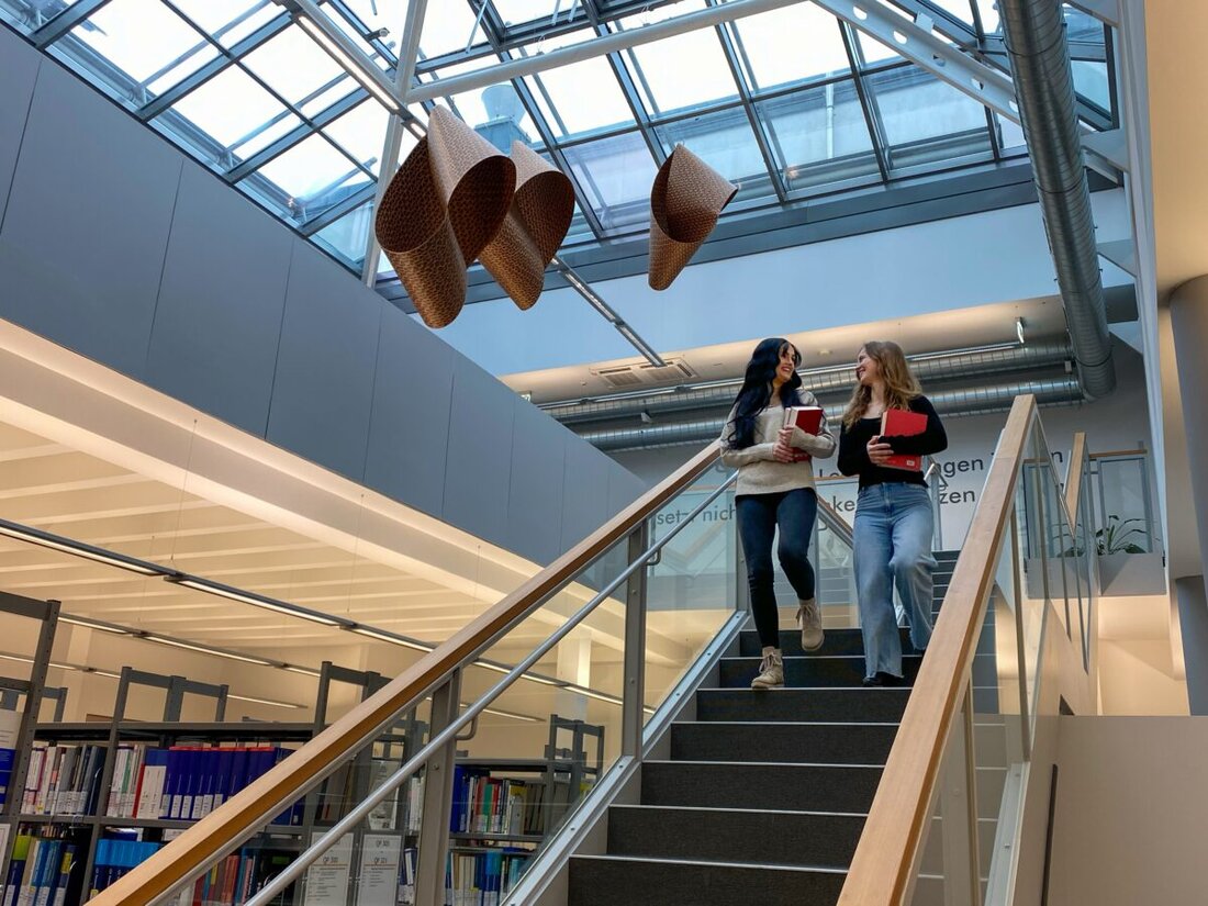 Weiden. Die OTH Amberg-Weiden hat die Bewerbungsphase für das Wintersemester 2025/2026 gestartet, mit neuen Studiengängen wie Digital Design und englischsprachigen Programmen in Industrial, Medical und Technical Engineering. Die Hochschule betont praxisnahe und zukunftsorientierte Bildung mit persönlichem Umfeld und guten Berufsaussichten.