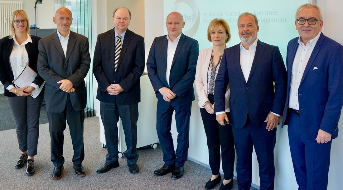 Weiden. Hot-Spot für Finanzinnovationen: Mit der Gründung des neuen An-Instituts 3+3=7 treibt die OTH Amberg-Weiden die Finanzexpertise in der Region voran. Die Technische Hochschule Amberg-Weiden baut ihre An-Institute weiter aus. Am [&hellip;]