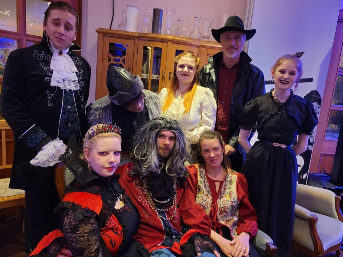 Moosbach. Im Landhotel Goldenes Kreuz in Saubersrieth servierte das OVIGO Theater mit 'Das Geheimnis der Blutgräfin' Krimi und Menü mit vier Gängen für 60 Gäste. Wegen großer Nachfrage folgt die Rückkehr am 30. und 31. Oktober.