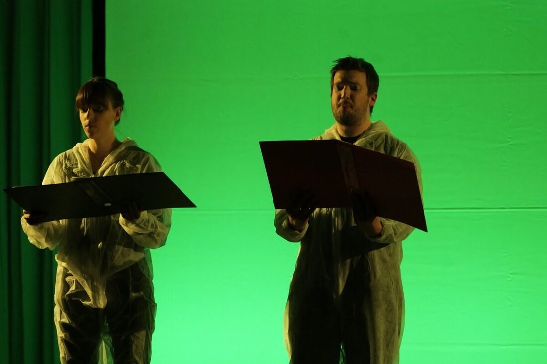 Hohenburg. Das OVIGO Theater startet eine oberpfalzweite Schultour und baut 2026 sein Programm aus. Auf dem Spielplan stehen unter anderem das eindringliche „SAD-88“ und das Kinderstück „Nur ein Tag“.