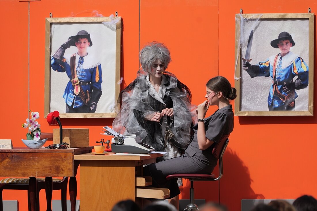 Nach dem Erfolg im Sommer kehrt "Das kleine Gespenst" des OVIGO Theaters im Januar und Februar 2025 zurück, diesmal im Feststodl Pertolzhofen. Tickets für das beliebte Kinderstück sind online und lokal erhältlich.