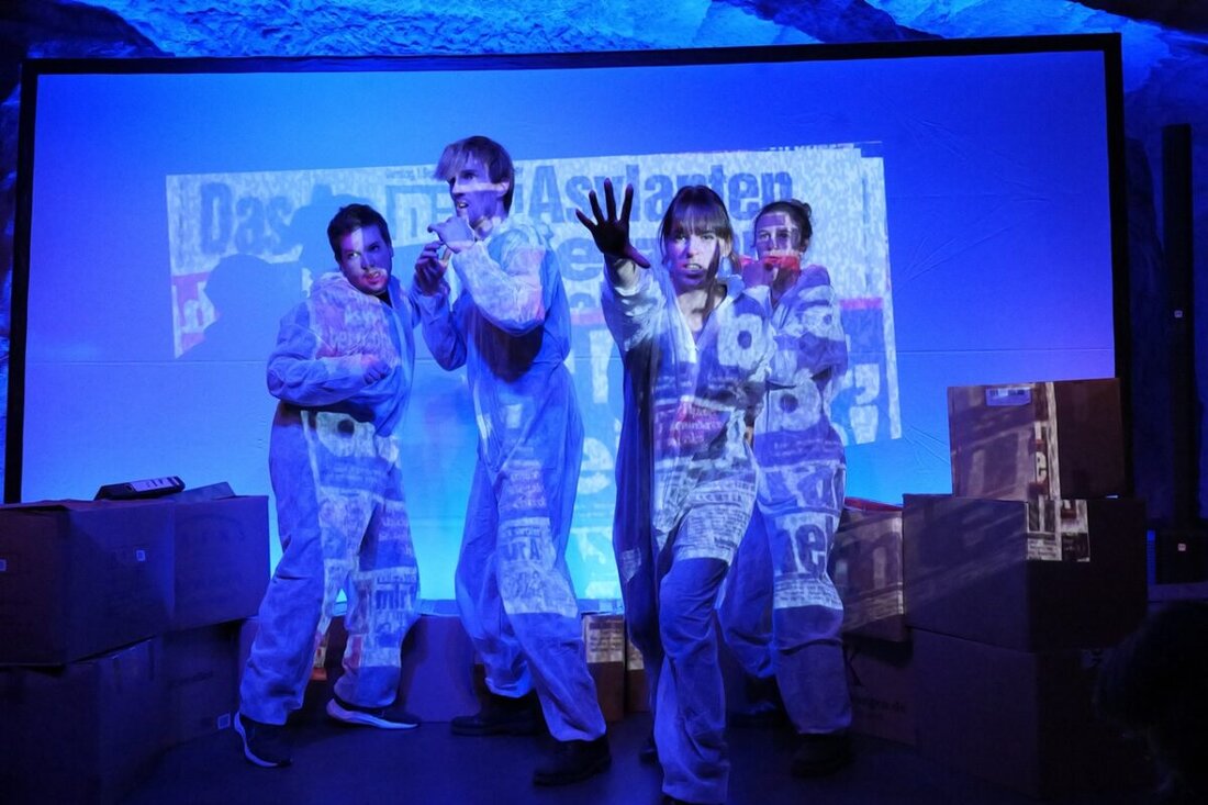 Kemnath. OVIGO zeigt das eindringliche Theaterstück „SAD-88“ am Sonntag, 19. April 2026, um 17 Uhr im Foyer der Mehrzweckhalle. Es erinnert an den Brandanschlag von 1988 in Schwandorf, gedenkt den Opfern und mahnt.