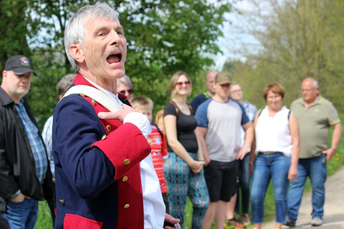 Nabburg. Das OVIGO Theater setzt seine beliebten Erlebniswanderungen mit neuen Terminen fort, darunter "Stille Wasser – die Naab erzählt" in Nabburg. Tickets für die August-Termine sind online verfügbar, und die Burg Murach öffnet am Tag des offenen Denkmals am 14. September 2025 ihre Pforten für Zeitreisen.