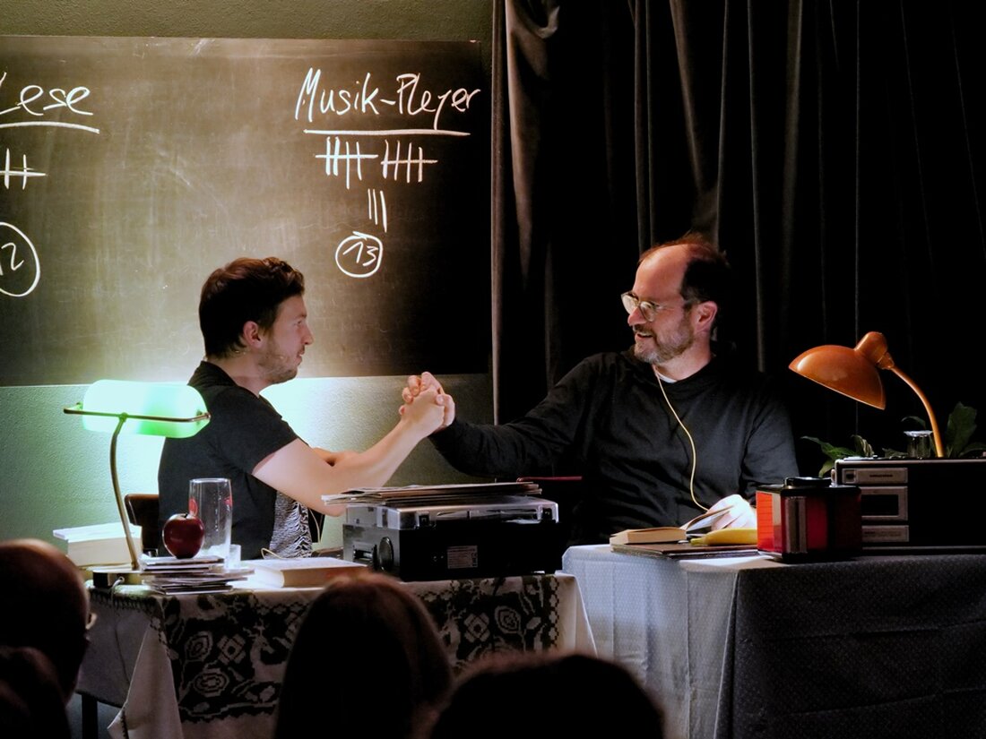 Moosbach. „Talk und Texte zu Musik“. Dieser Titelzusatz deutet bereits darauf hin, was die Besucher bei „Musik-Pleyer mit Wein-Lese“ erwartet. Es handelt sich um eine musikalische Lesung des OVIGO Theaters, die am Samstag um 20 Uhr in den Schloss-Innenhof Burgtreswit kommen wird. 