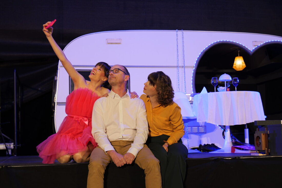 Oberviechtach/Winklarn. Das OVIGO Theater feierte eine erfolgreiche Premiere des Musicals „Blind Date“ und bietet einen vielfältigen Theatersommer in der Oberpfalz. Karten sind für mehrere Aufführungen erhältlich, darunter Open Air-Events und ein neues Musical-Dinner-Format.