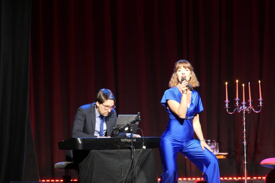 Neunburg vorm Wald. Das OVIGO Theater lädt am Samstag, 14. März, zu zwei Abenden: „Unstillbare Gier… nach Musical“ im Schlosssaal 20 Uhr und „Crashkurs für Liebeslieder“ als Musical-Dinner in Oberviechtach ab 19 Uhr.