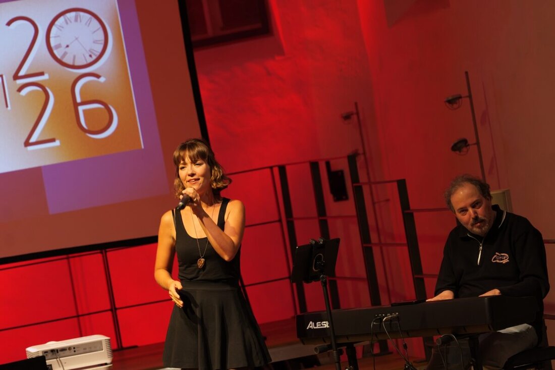 Nabburg. 100 geladene Gäste, darunter zahlreiche Vereinsmitglieder, Bürgermeister, Landräte, Kulturbeauftragte und Kooperationspartner, hatten sich am Dienstag in der Spitalkirche St. Marien Nabburg versammelt, als das OVIGO Theater den Spielplan 2026 vorgestellt hat.