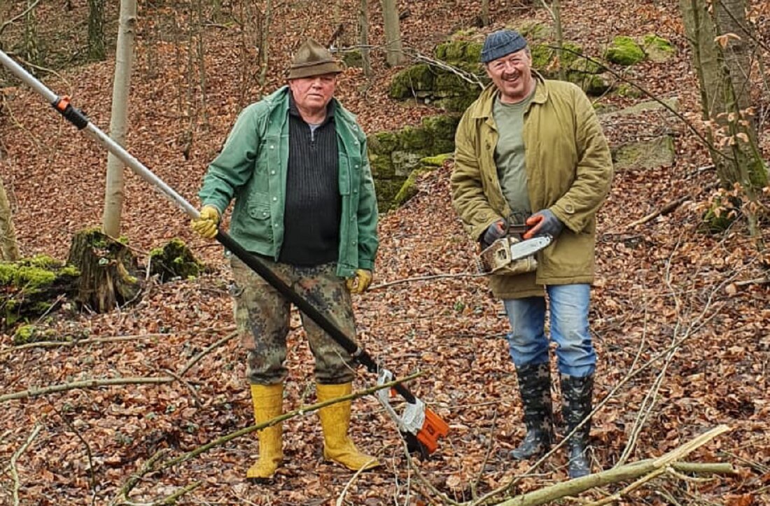 Leuchtenberg. Der OWV-Leuchtenberg legt den Felsenkeller beim ehemaligen Naturdenkmal Buchenbaum frei und stellt dadurch wichtigen Lebensraum für viele Vogelarten, Fledermäuse und auch Igel wieder her. Von Sieglinde Schärtl In enger [&hellip;]