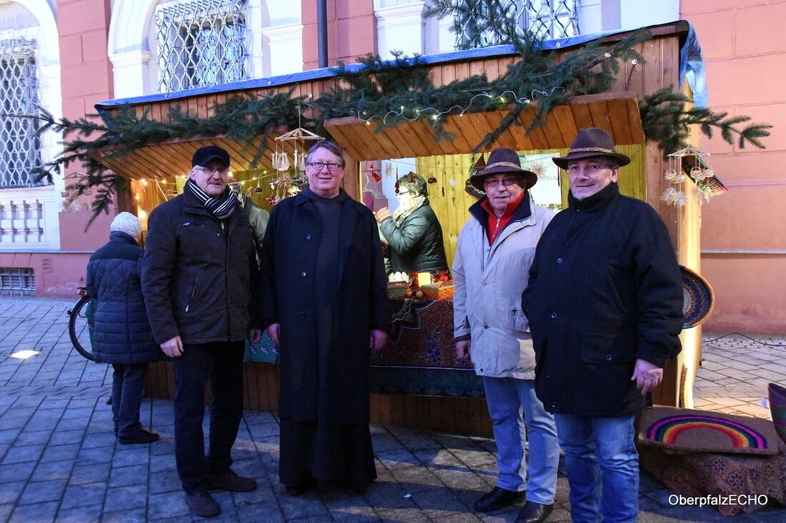 Neustadt/WN. Die „Straßenmusikanten“ spielen weihnachtliche Stücke, in der mit Lichterketten und Nadelzweigen geschmückten Holzbude dampft der Glühwein aus einem großen Topf und am Grill verströmen Bratwürste ihren Duft – gemütlich [&hellip;]