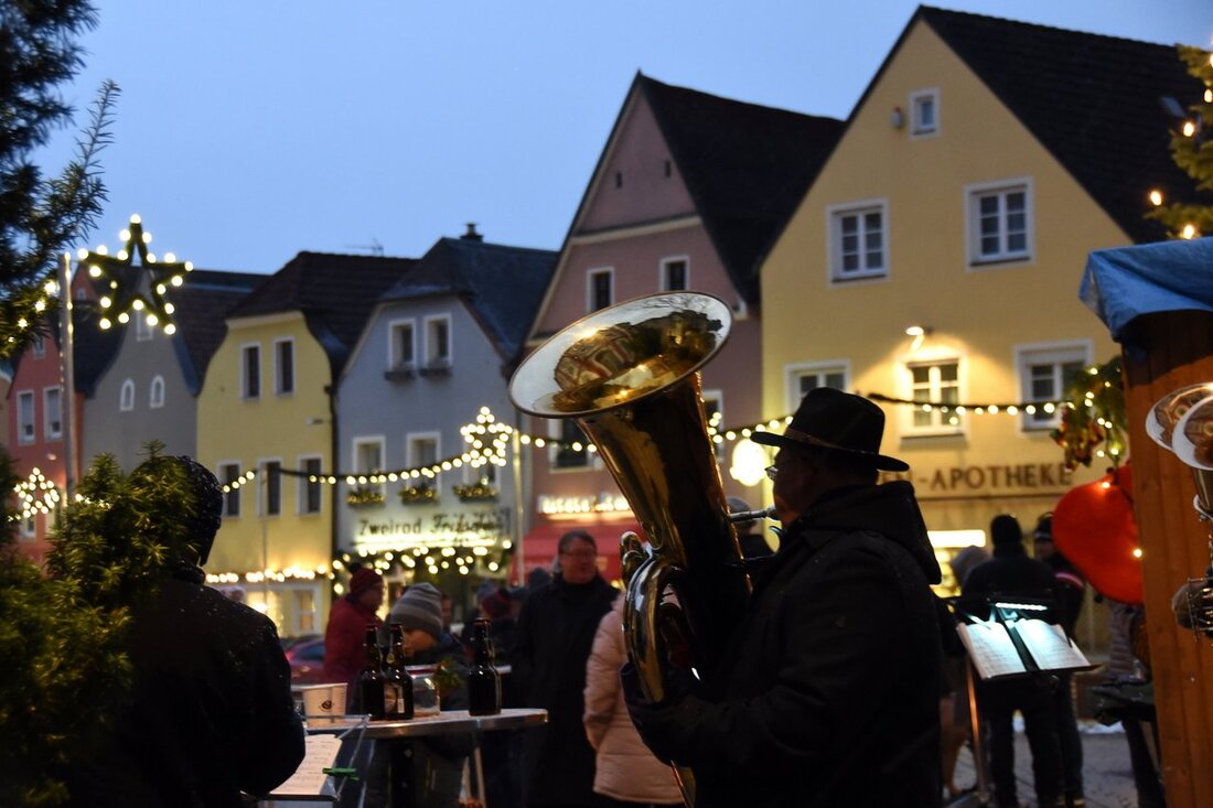 Neustadt/WN. Weihnachtliche Blasmusik von den „Straßenmusikanten“ um Johannes Gruber, dampfender Glühwein aus den mit Tannenzweigen geschmückten Holzbuden und der Duft der Bratwürste vom Grill – die beschauliche Atmosphäre des Adventsstandls [&hellip;]