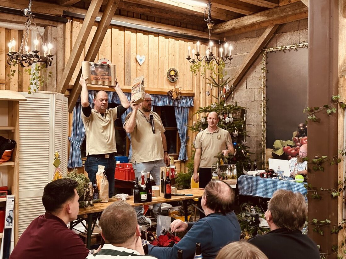 Beidl. Am 5. Januar 2026 füllte die Christbaumversteigerung des OWV den Eventstadl. Vorstand Martin König leitete über zwei Stunden; begehrt waren Brotzeiten, Gutscheine und Wild, die Spitze ging an die Feuerwehr Schönficht.
