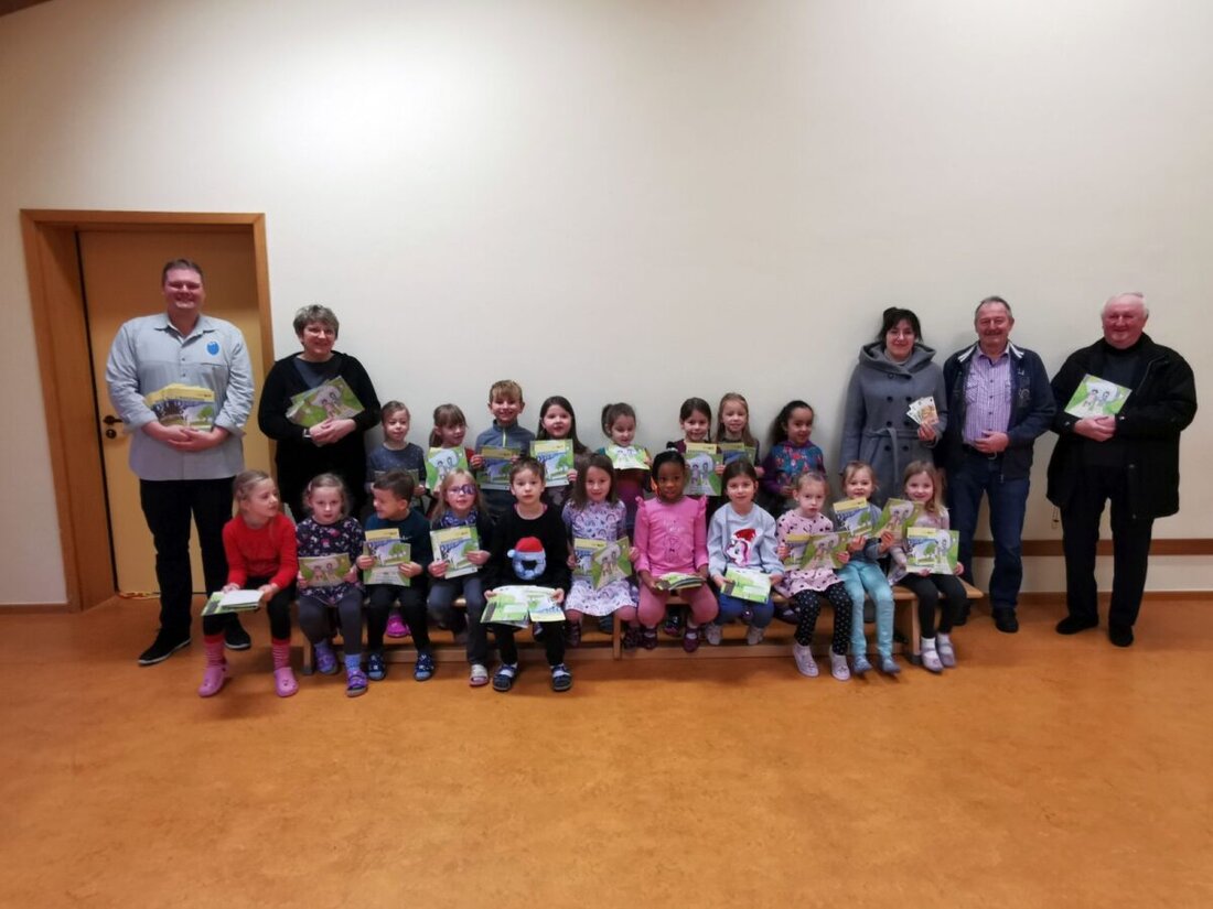 Eslarn. Der örtliche Oberpfälzer Waldverein (OWV) spendete 100 Kinderbücher und 250 Euro für Brotzeiten und Getränke an einen katholischen Kindergarten, um die Kinder zum Wandern zu motivieren. Bei der Übergabe an den Kindergarten präsentierte man zusätzlich einen Wanderpass, der die Wandermotivation der Kinder stärken soll.