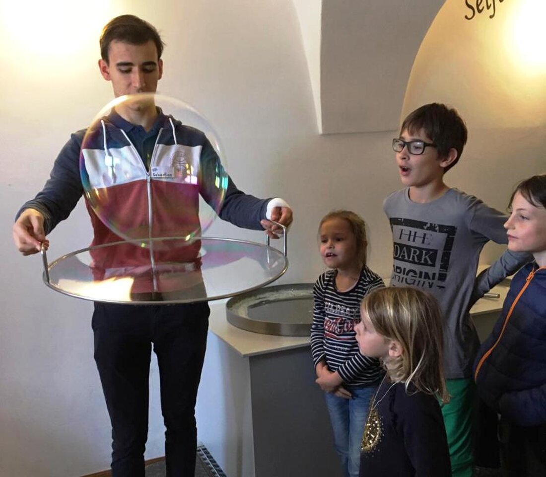 Moosbach. Experimente zum Staunen, Wanderungen um den Kopf freizukriegen und vor allem Geselligkeit – das prägte den Familienausflug des Oberpfälzer Waldvereins Moosbach.  Der diesjährige Moosbacher OWV-Familienausflug führte die gut 30-köpfige [&hellip;]