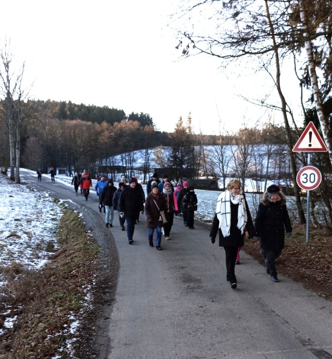 Moosbach. 35 Teilnehmer des OWV Moosbach genießen bei sonnigem Wetter eine sieben Kilometer lange Neujahrswanderung rund um Moosbach.