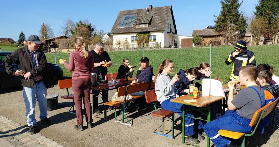 Floß. Die Erhaltung der heimatlichen Natur, wie zur Pflege und Verschönerung der öffentlichen Plätze und Anlagen, sowie der Landwirtschaft gehört zu den originären Aufgaben des Oberpfälzer Waldvereins. Erfreulich, dass sich der Rama-Dama-Aktion auch die Jugendfeuerwehr, der 1. FCN-Fanclub sowie die Ortsgruppe BUND Naturschutz anschließen.