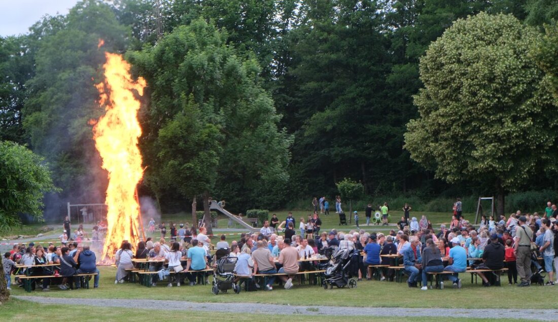 Floß.Tradition und Brauchtum spiegeln sich im Sonnwendfeuer wider. Zu den Kernveranstaltungen und Highlights im Vereinsjahr des Oberpfälzer Waldvereins, Zweigverein Floß und Umgebung, gehört seit Jahrzehnten die Sonnwendfeier.  