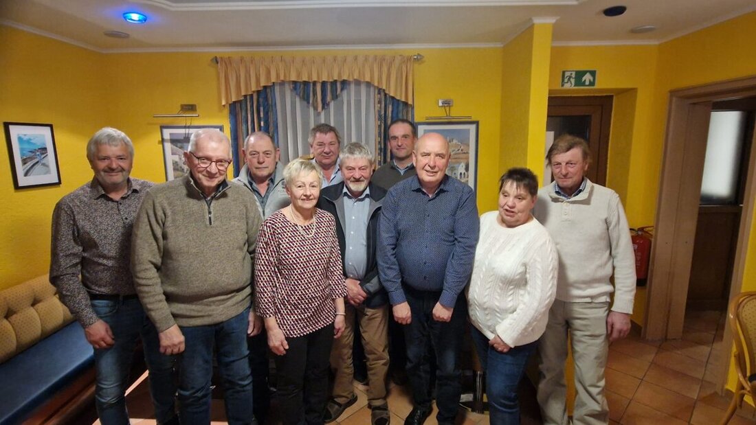 Tännesberg. Die Jahreshauptversammlung des OWV Tännesberg würdigte langjährige Mitglieder und betonte die Bedeutung ehrenamtlichen Engagements. Mitglieder wurden für bis zu 60 Jahre Vereinstreue geehrt und zukünftige Aktionen angekündigt.