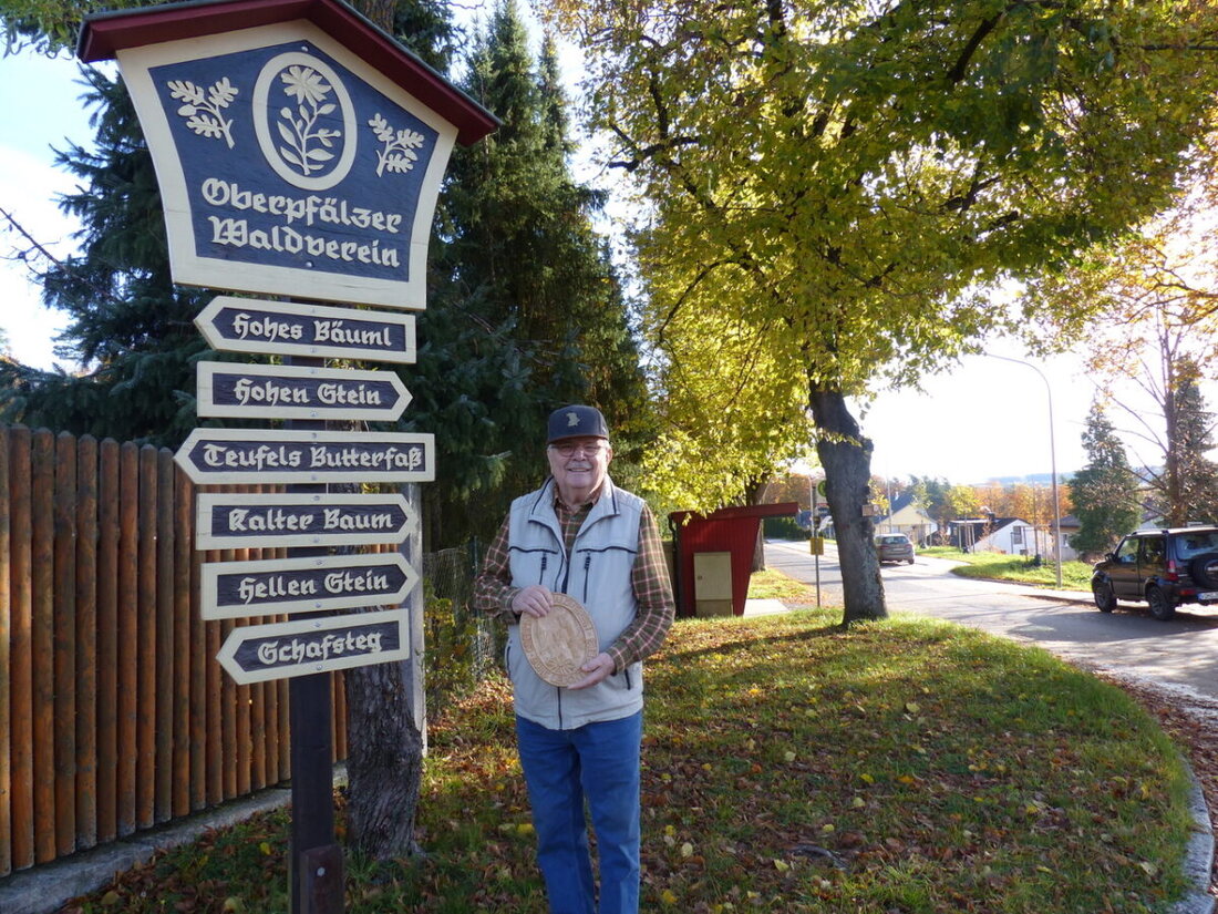 Leuchtenberg. Seit 50 Jahren weist ein Wegweiser des Oberpfälzer Waldvereins an der Grundschule Wanderern den Weg. Geschaffen von Josef Dirschedl wird das Holzrelief jeden Winter abgebaut, gepflegt und im Frühjahr neu gesetzt.