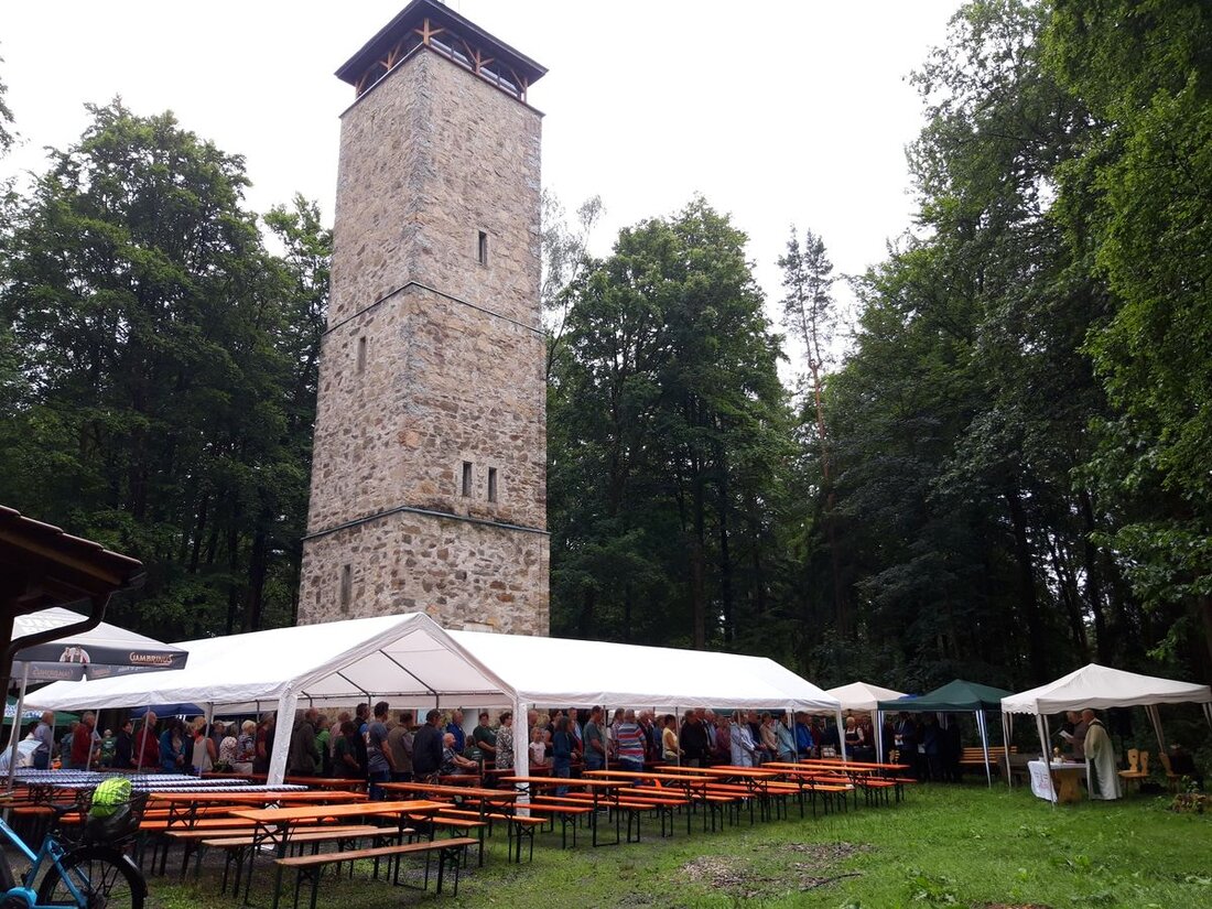 Weiden. Trotz der Suche nach einem neuen Pächter für die Strobelhütte feiert der OWV sein traditionelles Turmfest am 17. August 2025 mit Gottesdienst, Musik und vielfältigem Essen.