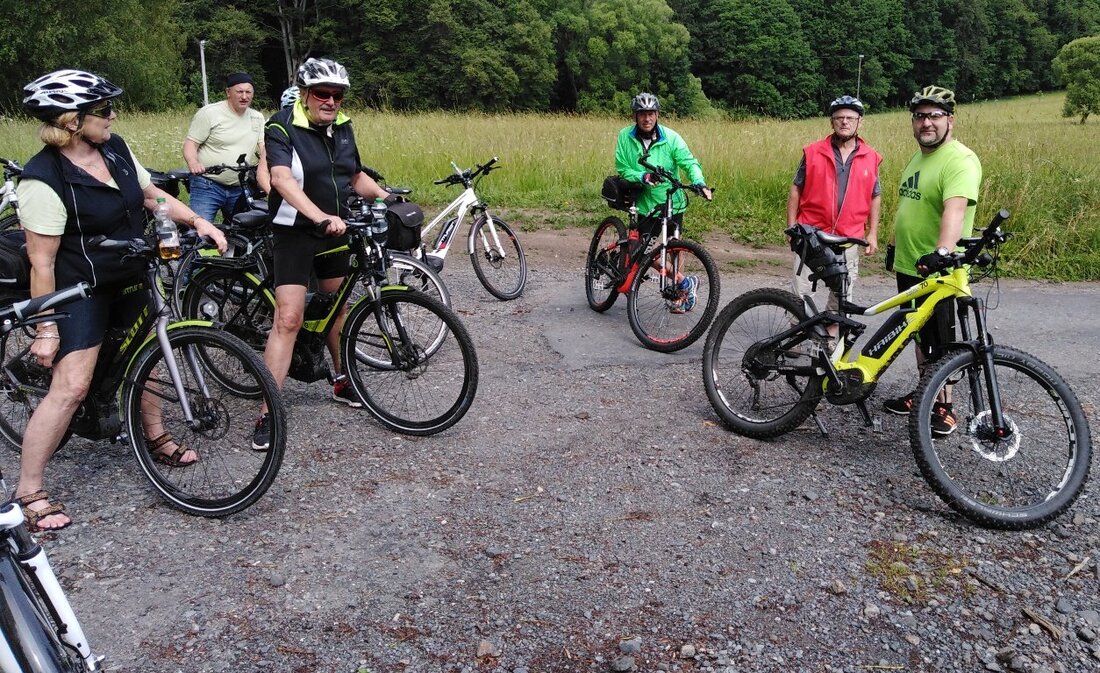 Moosbach. Von Moosbach bis nach Böhmen führte die Reise von 16 Radfahrern, die sich der Radtour des Oberpfälzer Waldvereins anschlossen. Drei von ihnen bewiesen besonders ausdauerndes Sitzfleisch.  Vorsitzender Josef Enslein begrüßte [&hellip;]