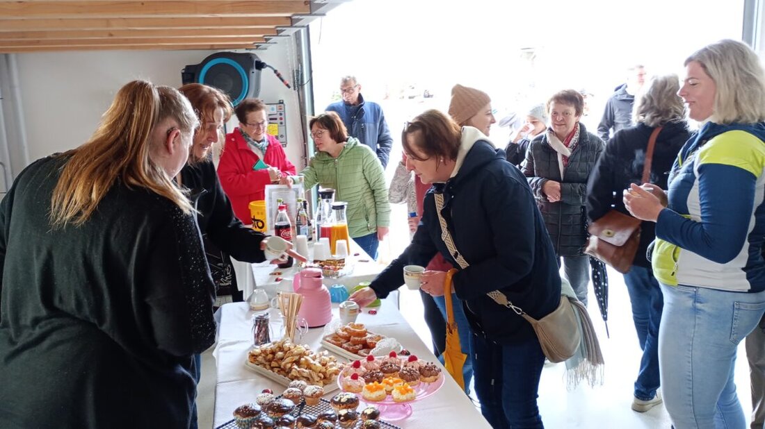 Moosbach. Der OWV lud am Sonntag, 19. April, zur Hutzabankerl-Wanderung ein. Elf Bankerlbesitzer empfingen 25 Wanderer mit Sprüchen, Musik, Spielen und reichlich Stärkung; Spenden fließen in die neue Kirchenorgel.