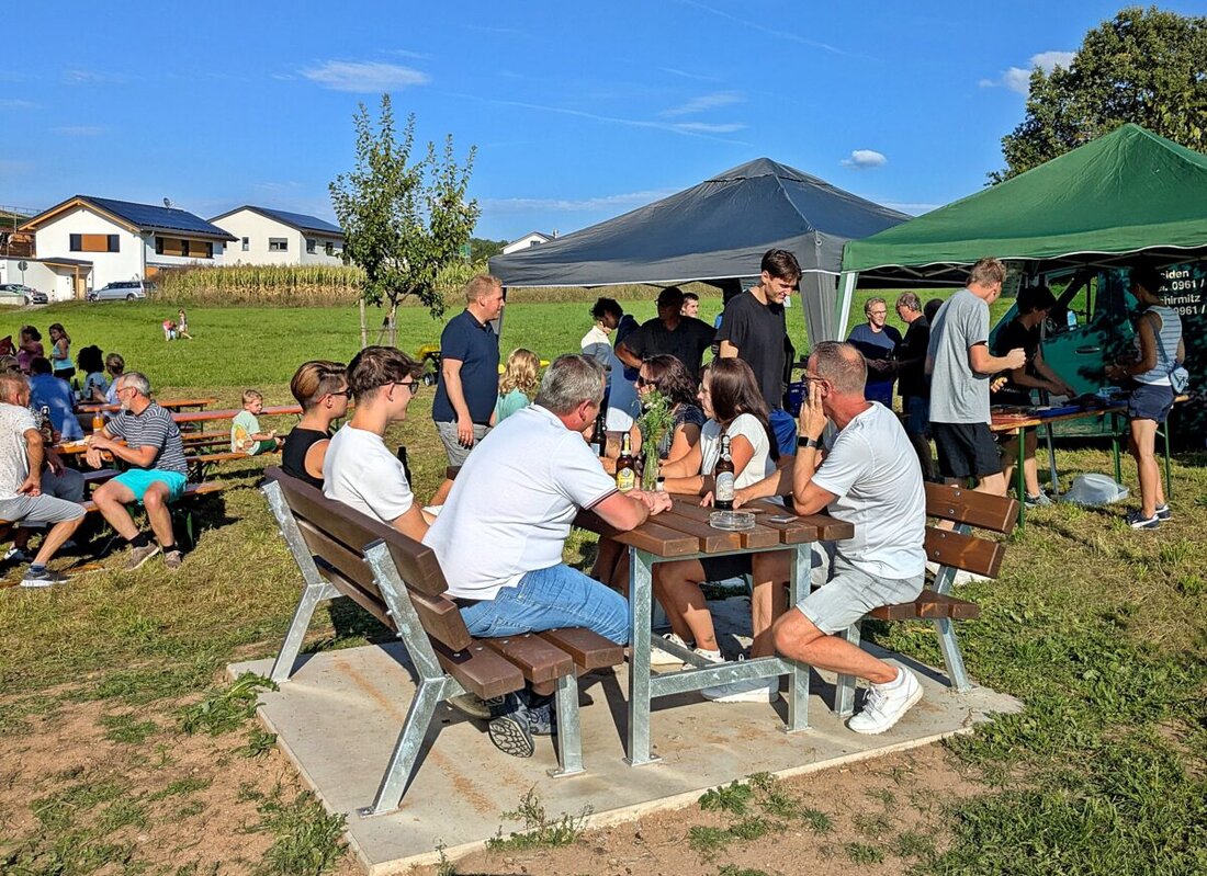 Schirmitz. Der OWV feierte sein 50-jähriges Jubiläum bei Sonnenschein und weihte eine neue Sitzgruppe ein, gewann neun Mitglieder und plant weitere Aktivitäten.