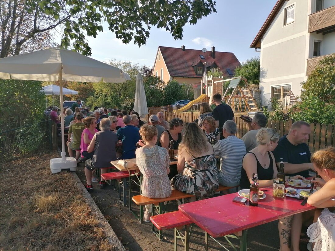 Leuchtenberg. Bei einem lauen Sommerabend hat der Oberpfälzer Waldverein in der Ringelbrunnen-Siedlung das Bankerlfest gefeiert und am Ende des Kellerhals-Weges eine neue Ruhebank eingeweiht – mit Ausblick und Maier-Leberkäse.