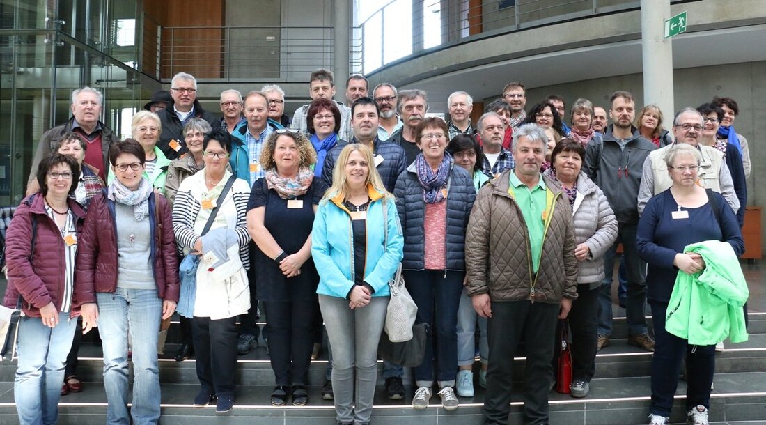 Oberbibrach/Berlin. „Das ist die Berliner Luft, so mit ihrem goldnen Duft“ heißt es in einem Marsch von Paul Lincke.  Diese „goldene Luft“ schnupperten der Frauenbund Oberbibrach. Von Korbinian König Auf [&hellip;]