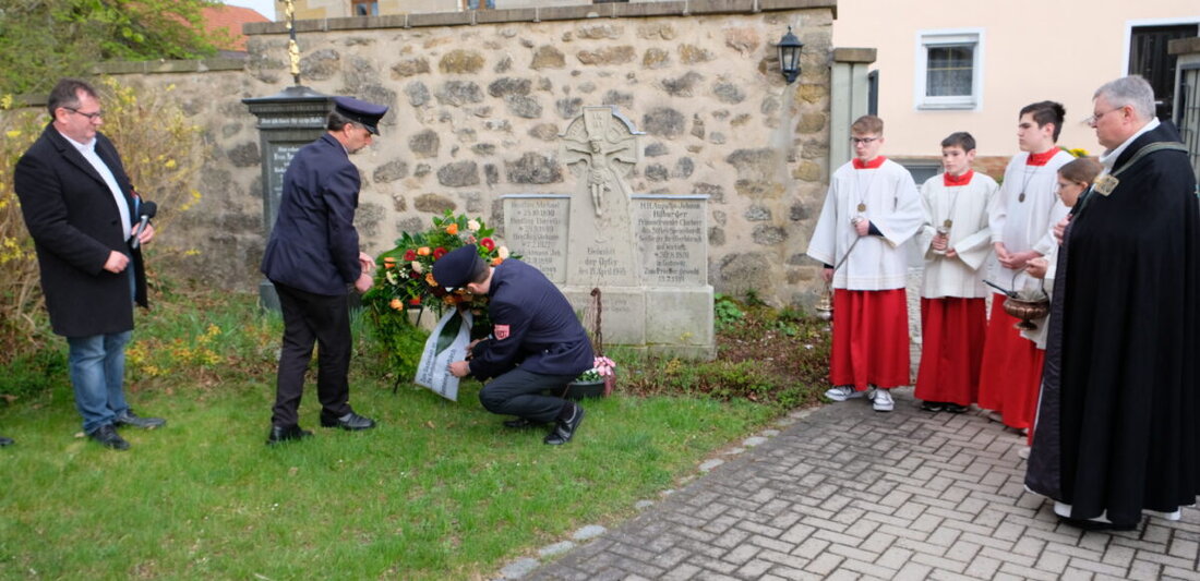 Oberbibrach. Am 19. April 1945 beschießt eine US-Panzereinheit die Ortschaft Oberbibrach. Vorausgegangen war der sinnlose Versuch durch versprengte SS-Einheiten, ein US-Aufklärungsflugzeug zu bekämpfen. 80 Jahre später gedenkt das Dorf der tragischen Ereignisse.