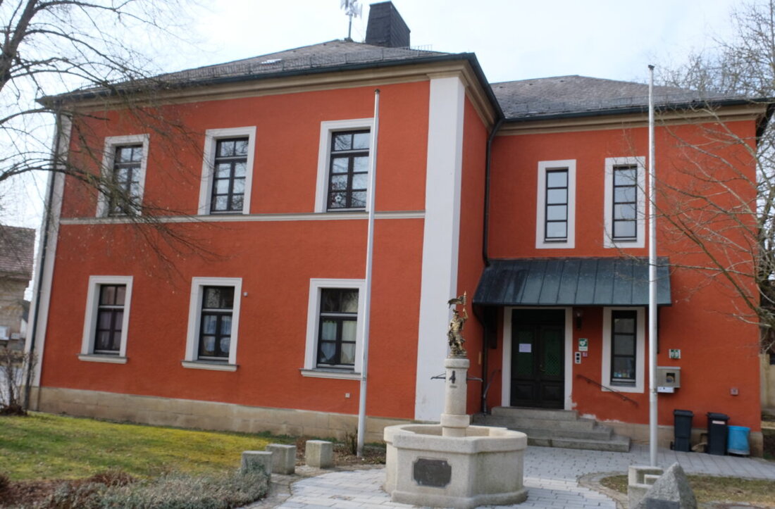 Oberbibrach. Der Gemeinderat genehmigt den Einbau eines Treppenlifts im Alten Schulhaus zur Verbesserung der Barrierefreiheit, eine endgültige Entscheidung folgt später. Kosten rund 15.000 Euro.