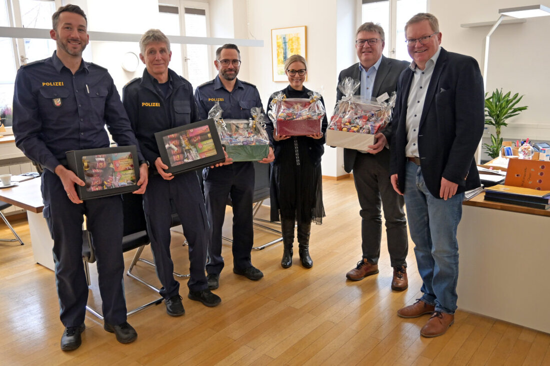 Amberg. Oberbürgermeister Michael Cerny dankt Polizei, Feuerwehr, Rettungsdienst und Klinikum mit Geschenkkörben für ihren Einsatz an Weihnachten und Silvester. Die Stadt sagt Danke für Professionalität und Einsatz rund um die Uhr.