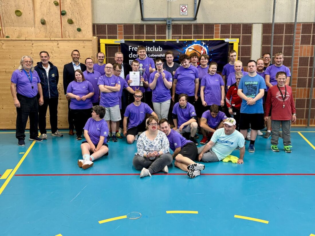 Amberg. OB Michael Cerny ehrte die Lebenshilfe-Basketballer, Team Amberg 1 gewann in Erlangen Gold und qualifizierte sich für die deutschen Meisterschaften 2026, Team Amberg 2 wurde Vierter.